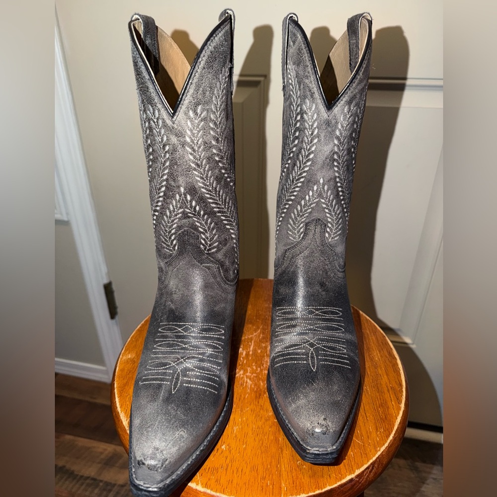 Sterling River Women’s Size 7 Embroidered Gray Leather Cowboy Boots